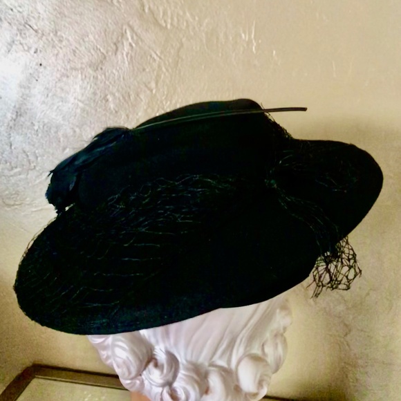 SOPHISTICATED 1940s BLACK FELT FEDORA WITH BLUE AND BLACK  FEATHER \'BIRD\' main image 7
